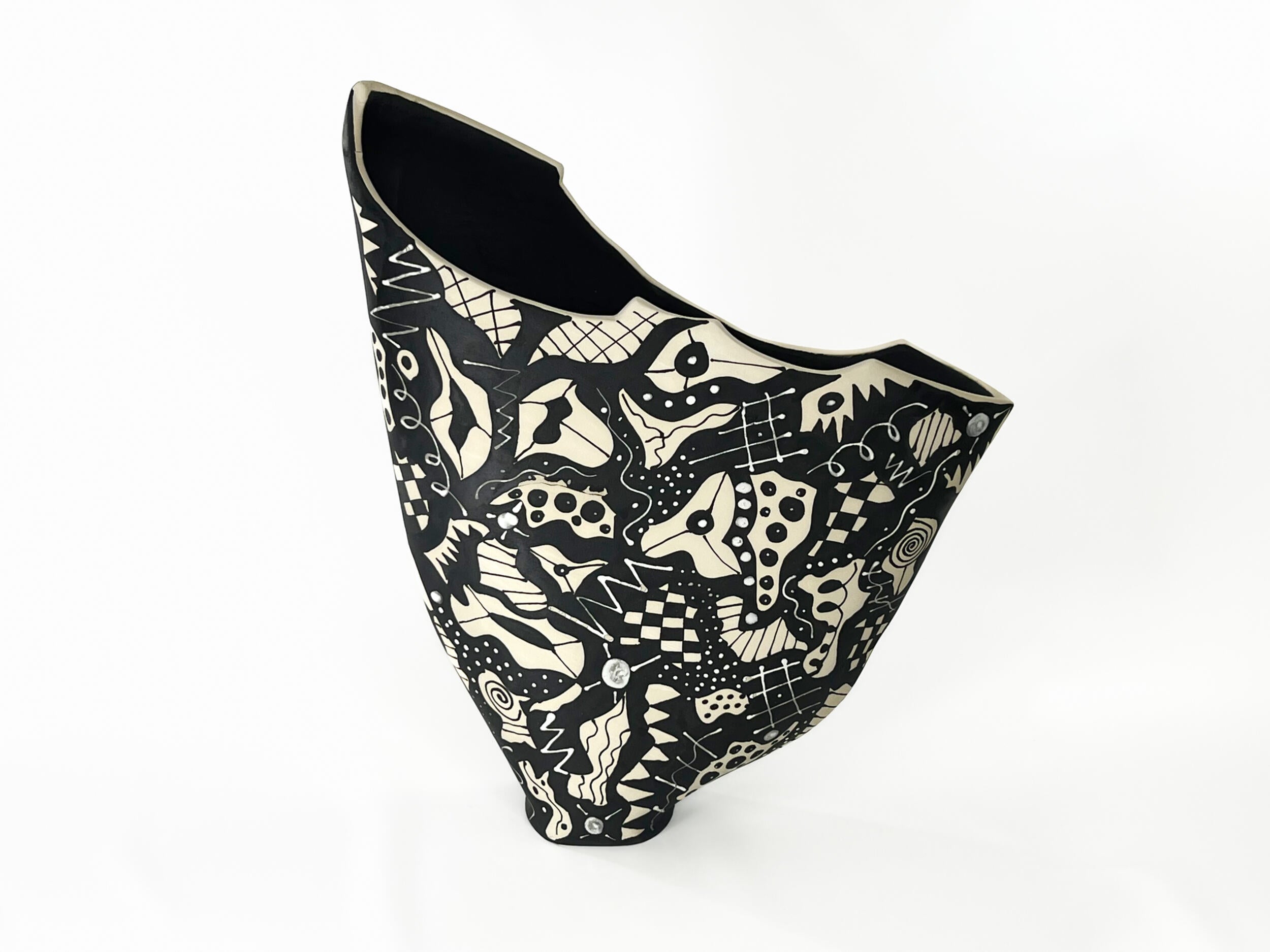 Rhythmic Flux I — JeanElton SailVase in Black & Cream, front view