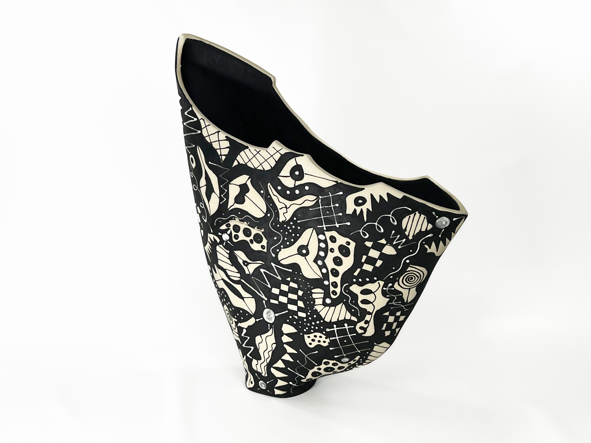 Rhythmic Flux I — JeanElton SailVase in Black & Cream, three-quarter view